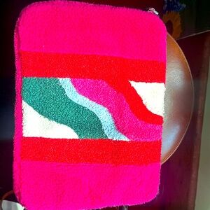 Packed Party laptop case, new without tags. Great condition & super cute. 🩷❤️🧡